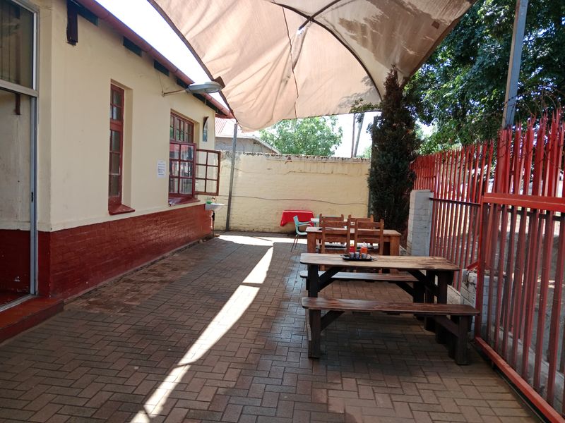 3 Bedrooms 1 Bathroom Kenilworth Gauteng - Photo 3