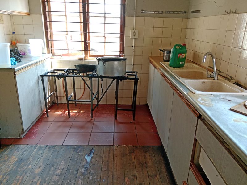 3 Bedrooms 1 Bathroom Kenilworth Gauteng - Photo 9