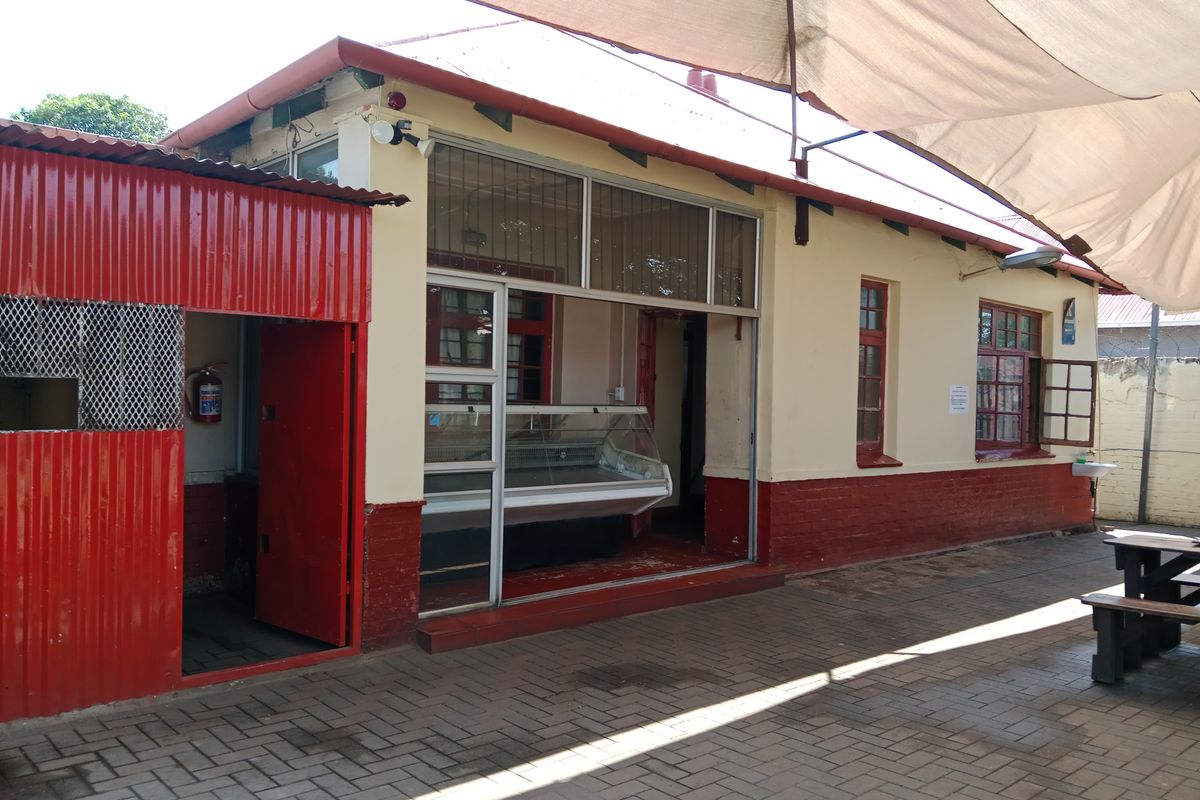 3 Bedrooms 1 Bathroom Kenilworth Gauteng - Photo 2
