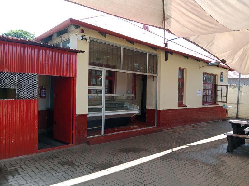 3 Bedrooms 1 Bathroom Kenilworth Gauteng - Photo 2