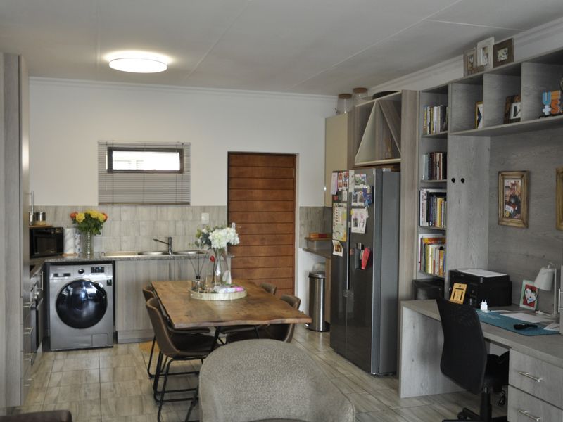 Luxury Living Meets Smart Investment – Modern 2-Bed, 2-Bath Apartment at Franklin on 8th - Photo 5