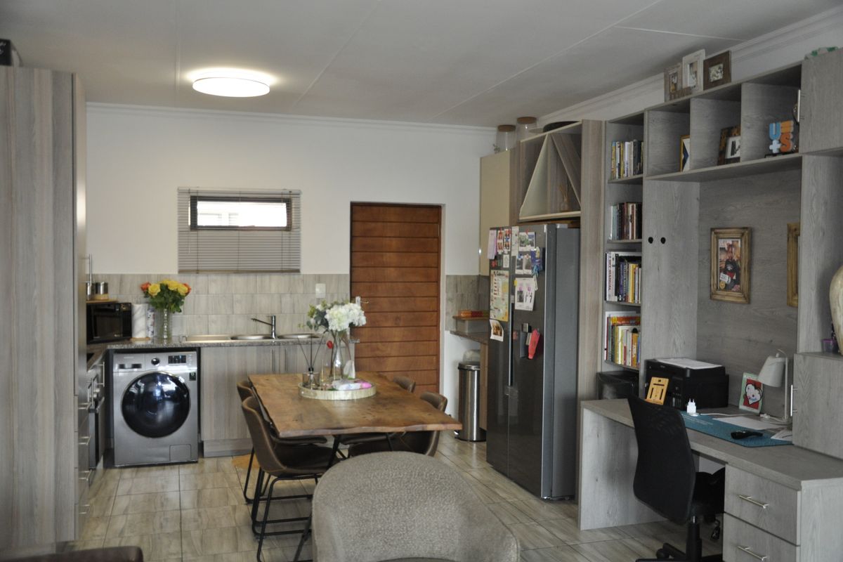 Luxury Living Meets Smart Investment – Modern 2-Bed, 2-Bath Apartment at Franklin on 8th - Photo 5