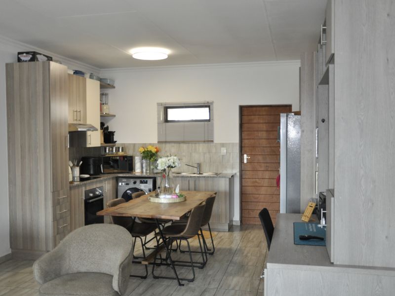 Luxury Living Meets Smart Investment – Modern 2-Bed, 2-Bath Apartment at Franklin on 8th - Photo 4