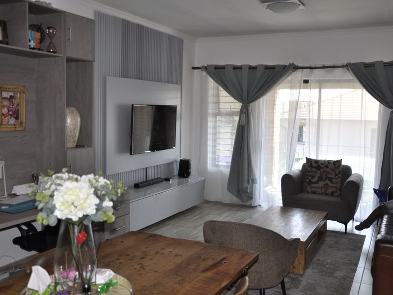 Luxury Living Meets Smart Investment – Modern 2-Bed, 2-Bath Apartment at Franklin on 8th - Photo 3