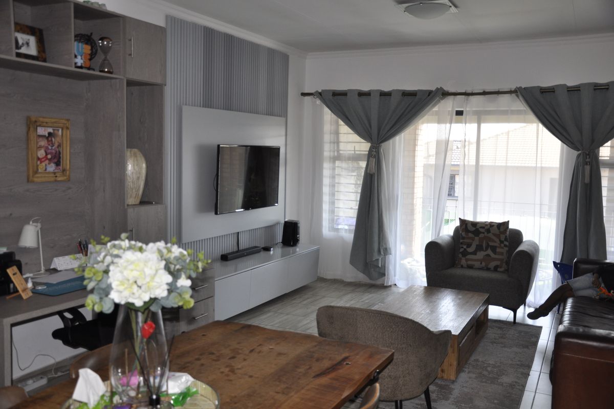 Luxury Living Meets Smart Investment – Modern 2-Bed, 2-Bath Apartment at Franklin on 8th - Photo 3