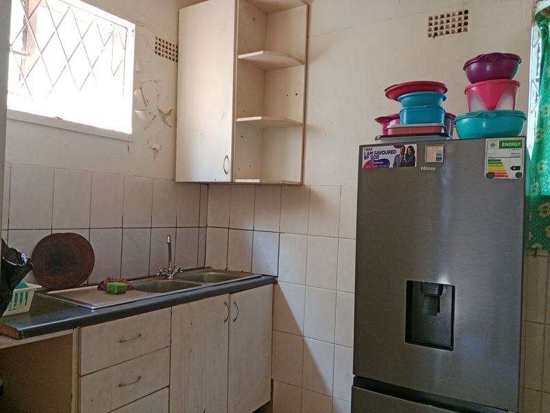2 Bedrooms 1 Bathroom Kenilworth Gauteng - Photo 4