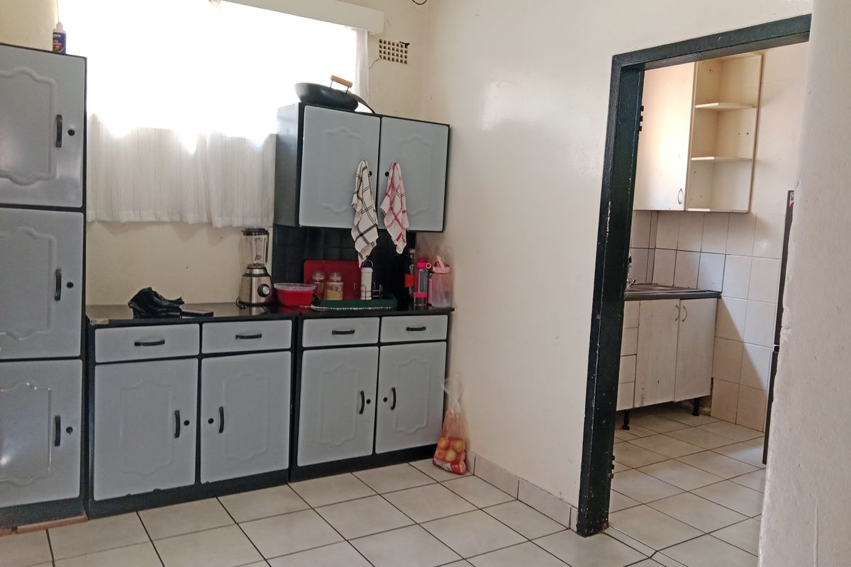 2 Bedrooms 1 Bathroom Kenilworth Gauteng - Photo 5