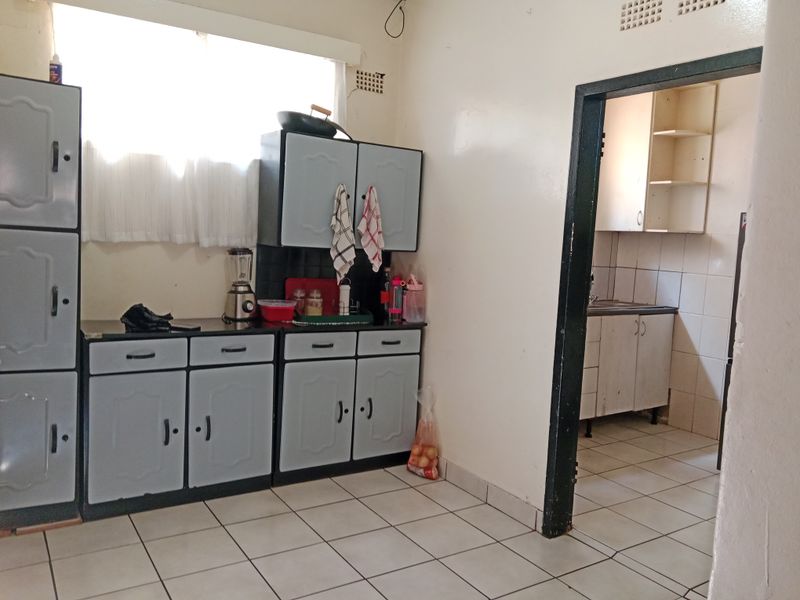 2 Bedrooms 1 Bathroom Kenilworth Gauteng - Photo 5