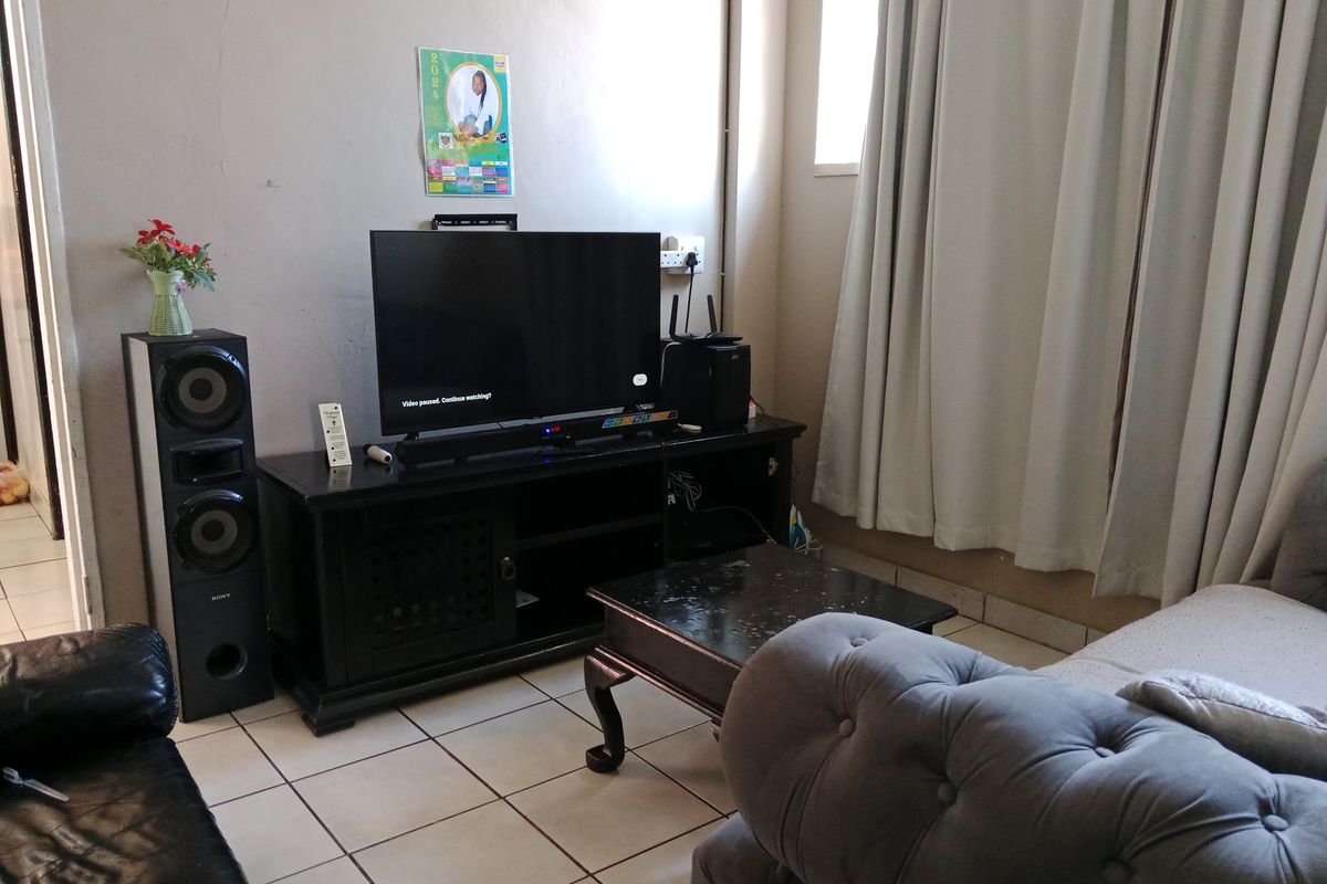 2 Bedrooms 1 Bathroom Kenilworth Gauteng - Photo 2