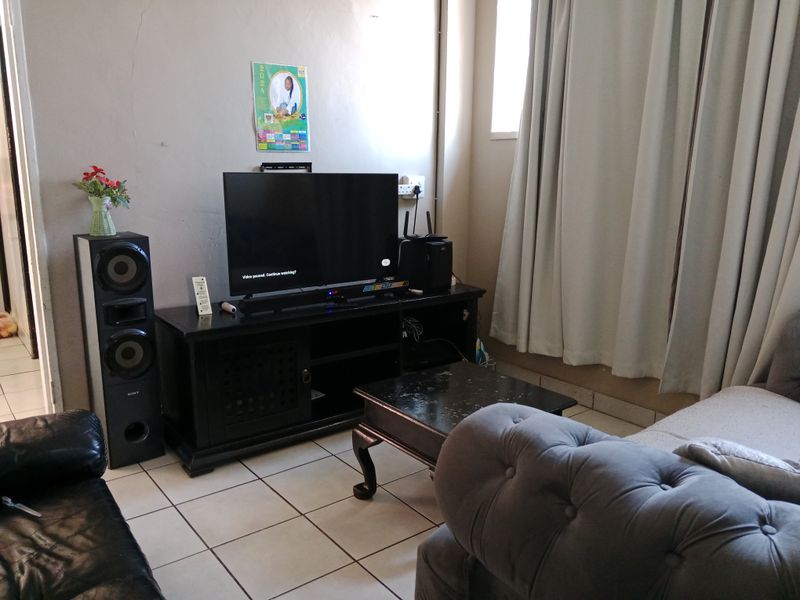 2 Bedrooms 1 Bathroom Kenilworth Gauteng - Photo 2