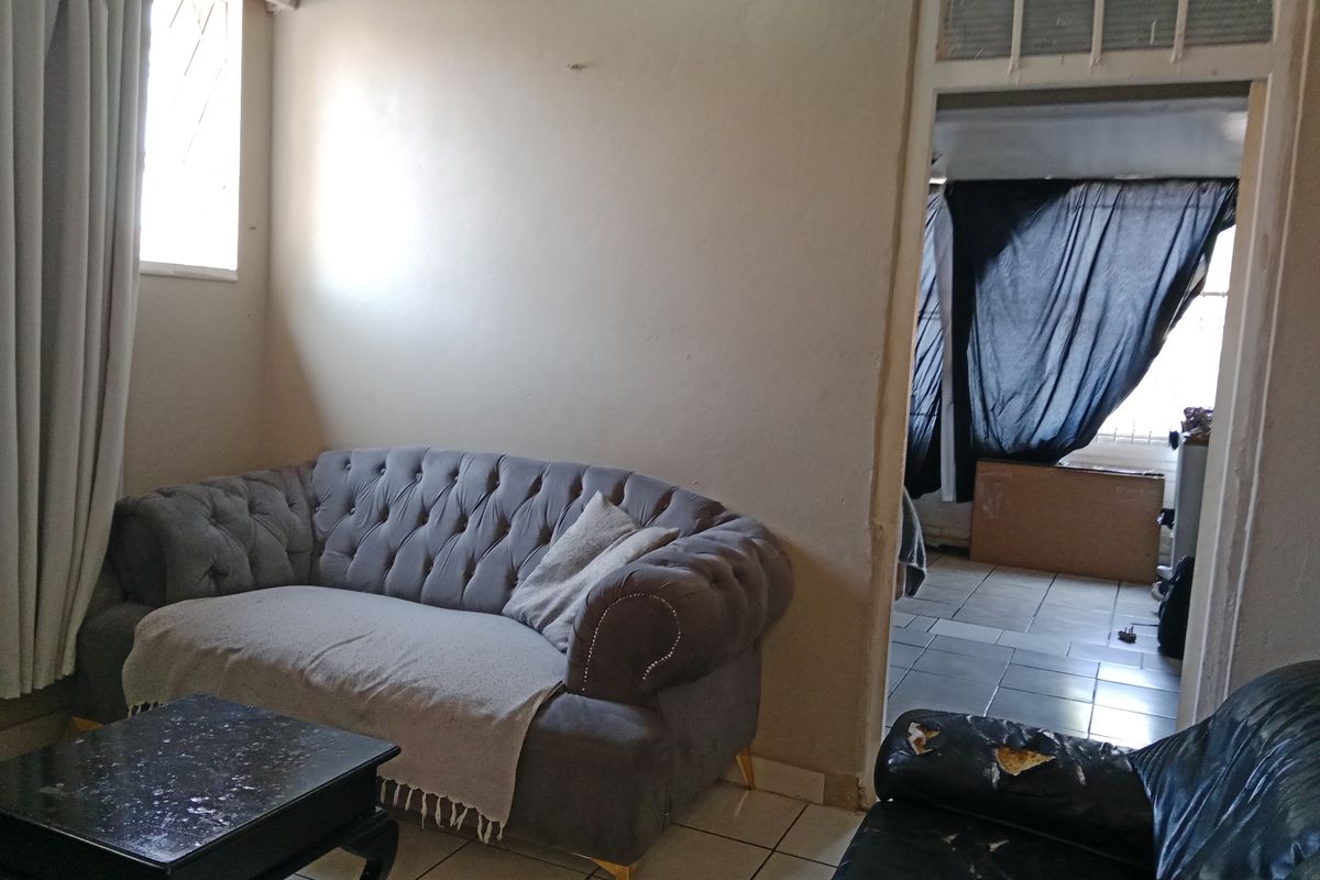 2 Bedrooms 1 Bathroom Kenilworth Gauteng - Photo 3