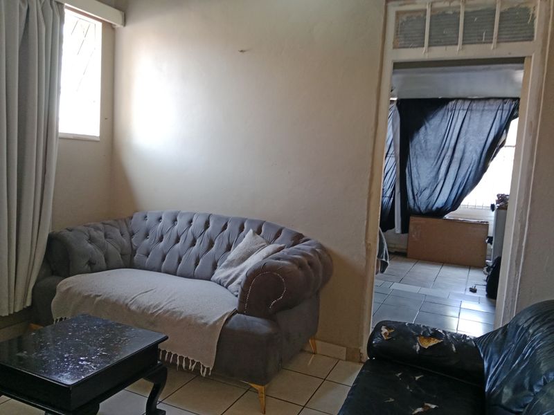 2 Bedrooms 1 Bathroom Kenilworth Gauteng - Photo 3