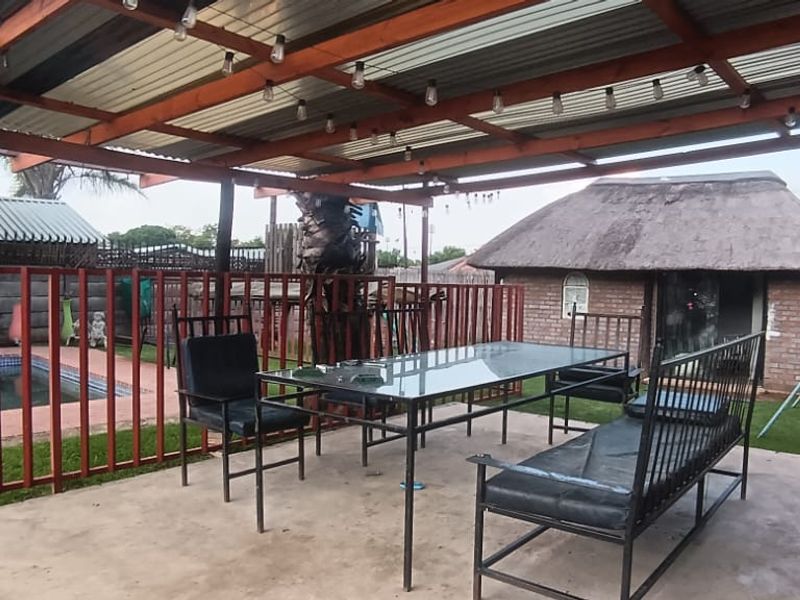 Spacious 3-Bedroom Home with 1 Flatlet - Perfect for Corporate Living! - Photo 3