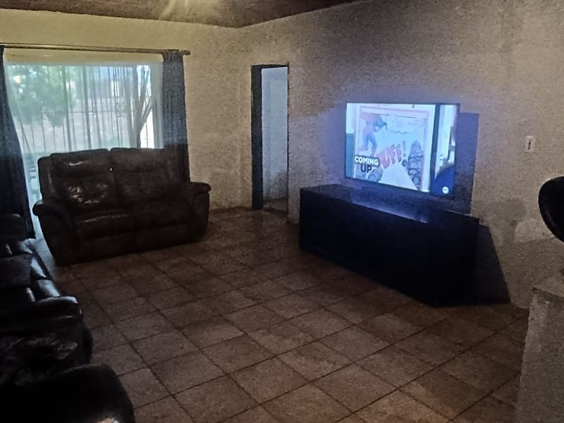 Spacious 3-Bedroom Home with 1 Flatlet - Perfect for Corporate Living! - Photo 8