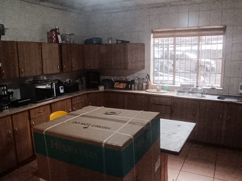 Spacious 3-Bedroom Home with 1 Flatlet - Perfect for Corporate Living! - Photo 5