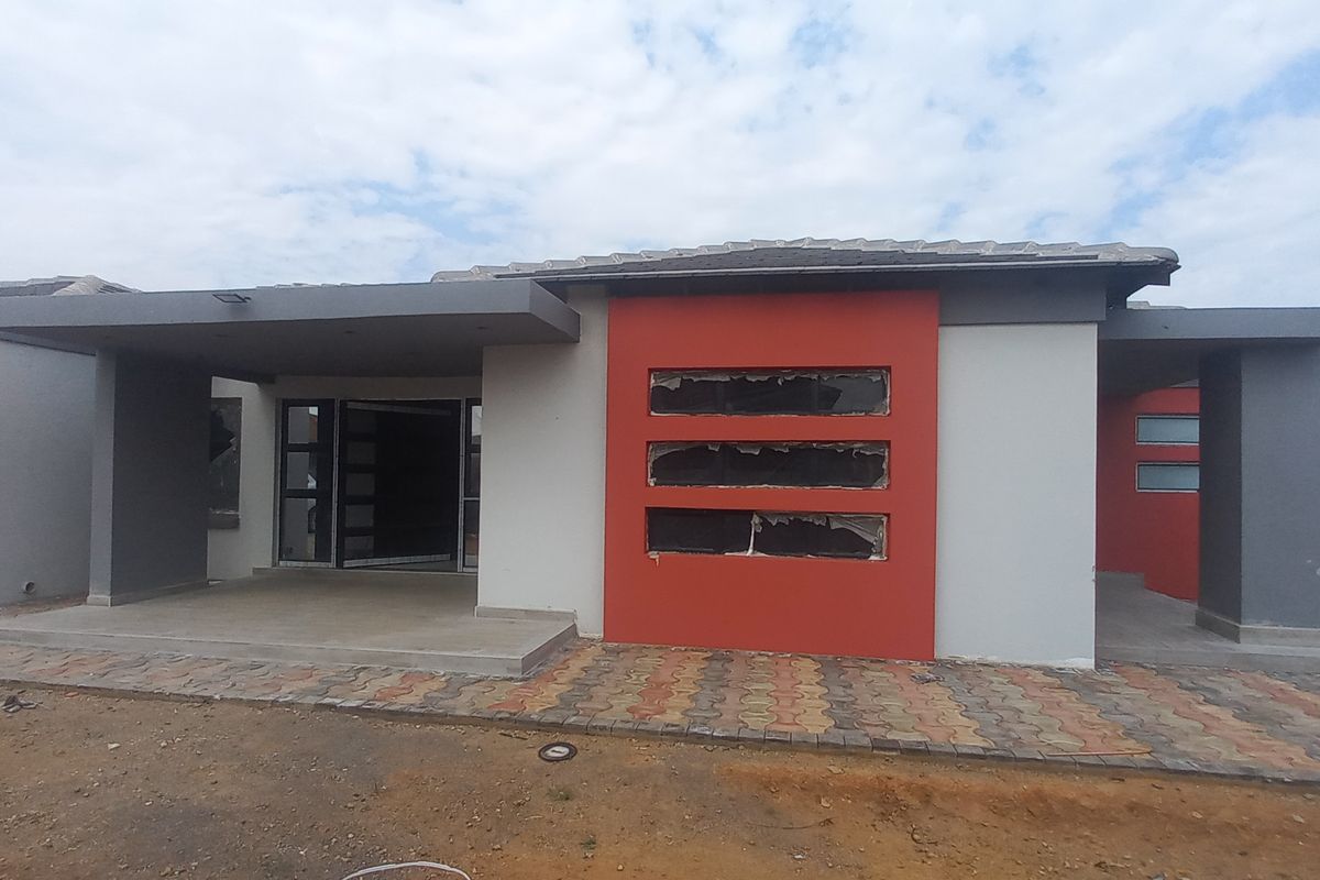 Immaculate House In Sought After Suburb! - Photo 2