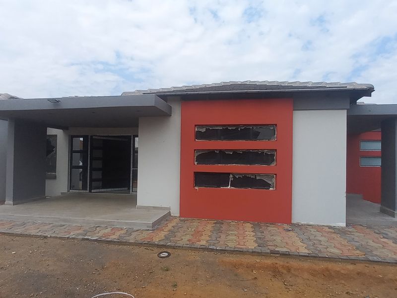 Immaculate House In Sought After Suburb! - Photo 2