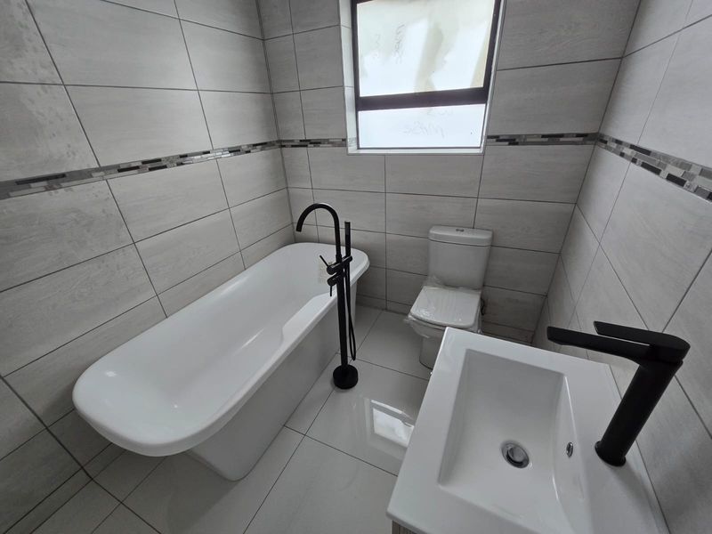 Immaculate House In Sought After Suburb! - Photo 7