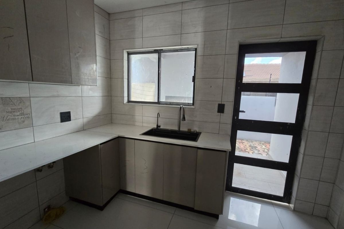 Immaculate House In Sought After Suburb! - Photo 5