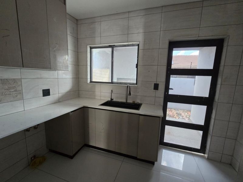 Immaculate House In Sought After Suburb! - Photo 5