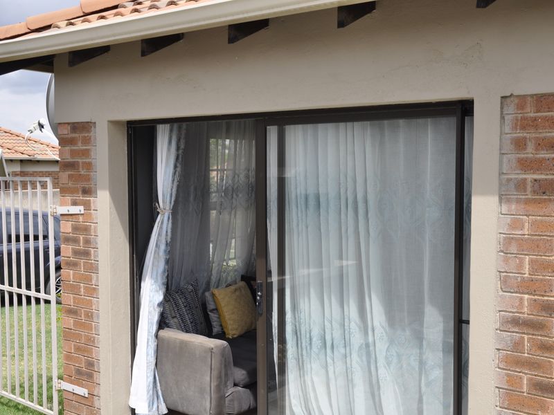 Tastefully renovated apartment in secure and boom gated street - Photo 10