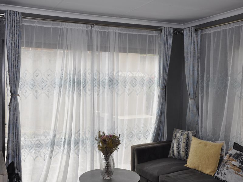 Tastefully renovated apartment in secure and boom gated street - Photo 8