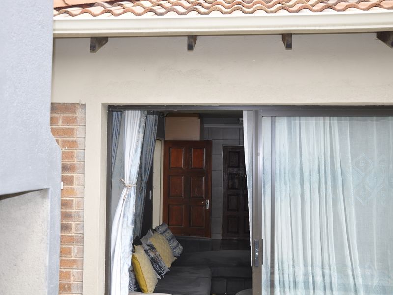 Tastefully renovated apartment in secure and boom gated street - Photo 9