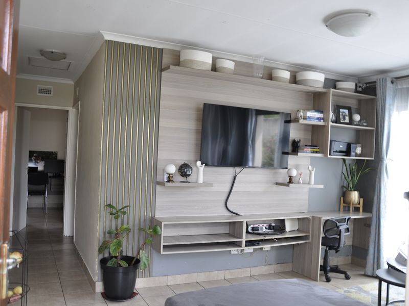 Tastefully renovated apartment in secure and boom gated street - Photo 7