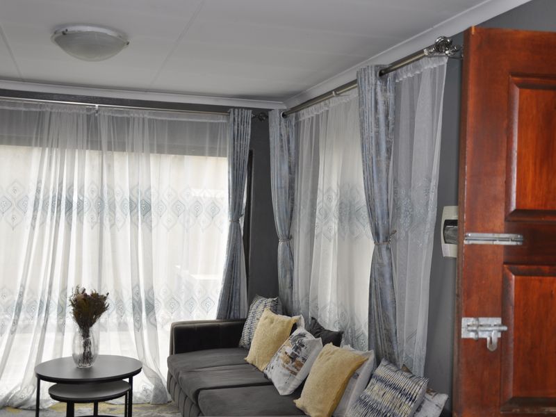 Tastefully renovated apartment in secure and boom gated street - Photo 5