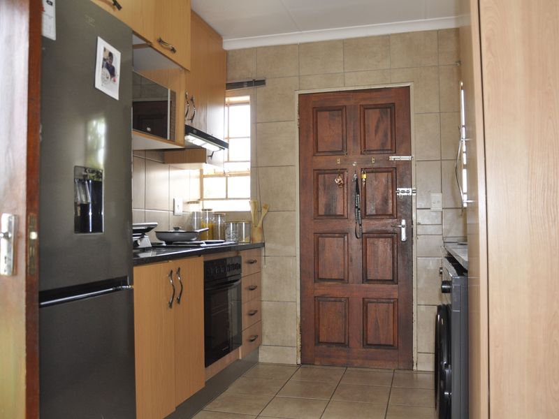 Tastefully renovated apartment in secure and boom gated street - Photo 2