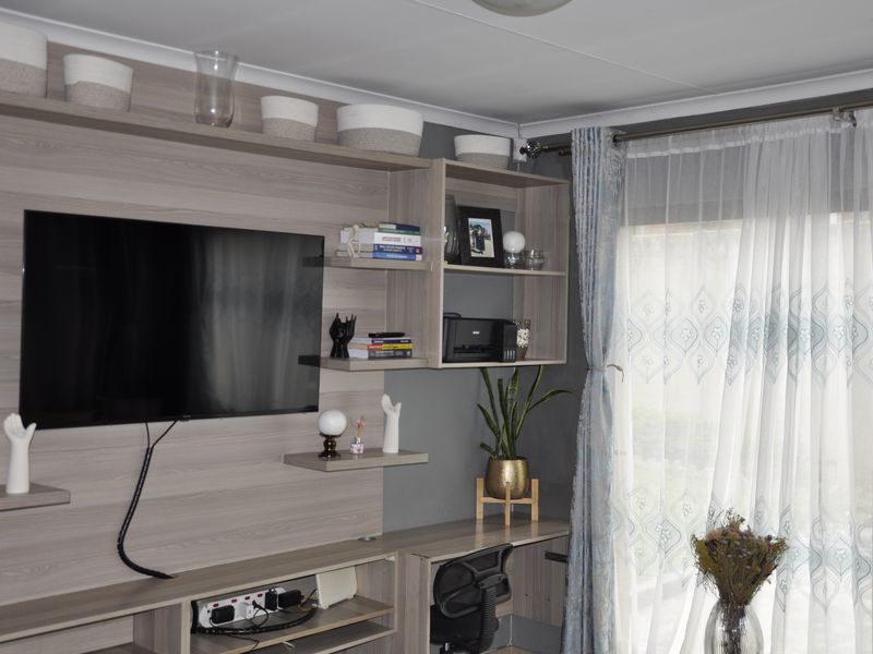 Tastefully renovated apartment in secure and boom gated street - Photo 6