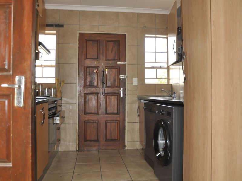 Tastefully renovated apartment in secure and boom gated street - Photo 4