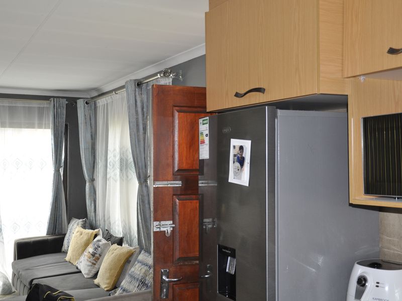 Tastefully renovated apartment in secure and boom gated street - Photo 3
