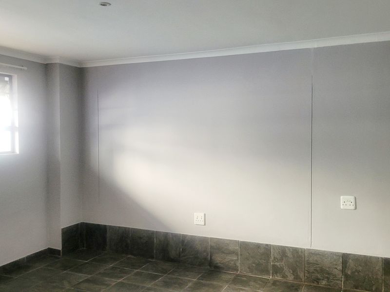 Tastefully renovated apartment in secure and boom gated street - Photo 6