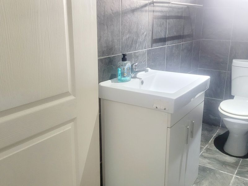 Tastefully renovated apartment in secure and boom gated street - Photo 10