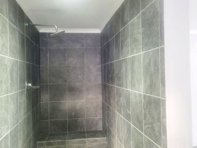 Tastefully renovated apartment in secure and boom gated street - Photo 8