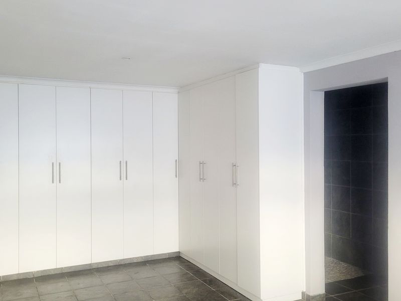 Tastefully renovated apartment in secure and boom gated street - Photo 7