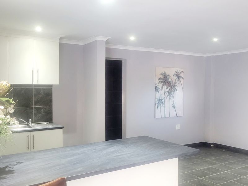 Tastefully renovated apartment in secure and boom gated street - Photo 2