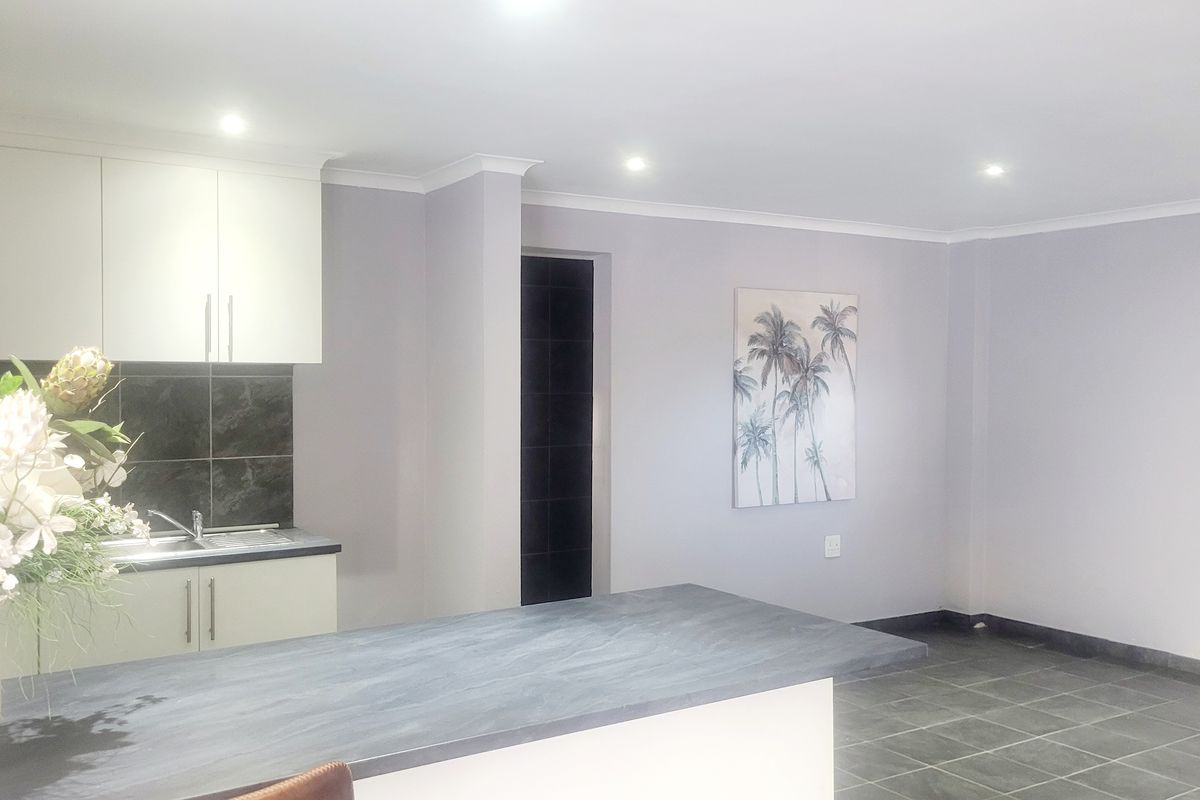 Tastefully renovated apartment in secure and boom gated street - Photo 2