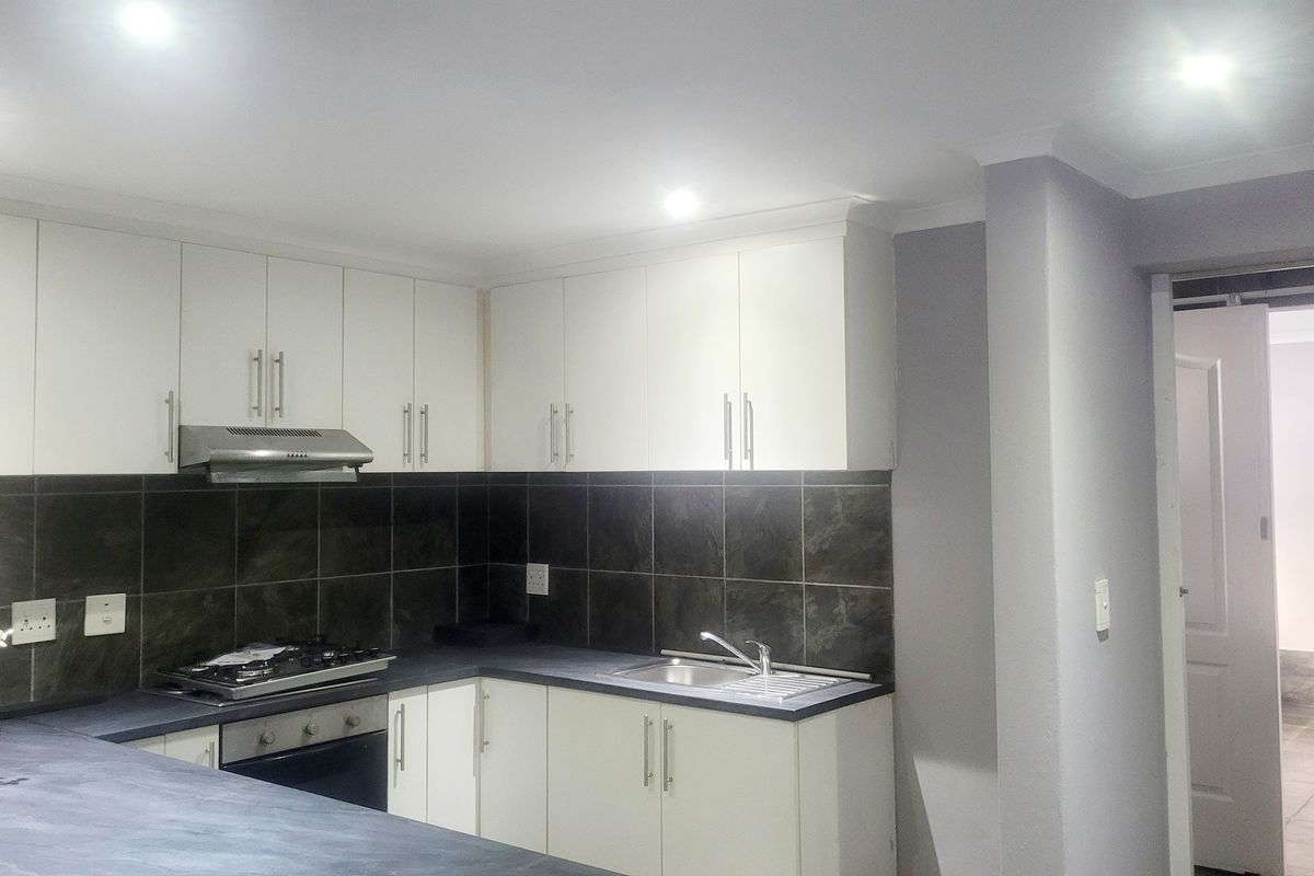 Tastefully renovated apartment in secure and boom gated street - Photo 5