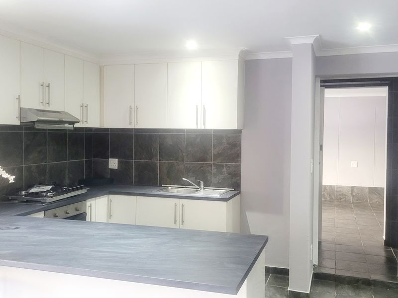 Tastefully renovated apartment in secure and boom gated street - Photo 3