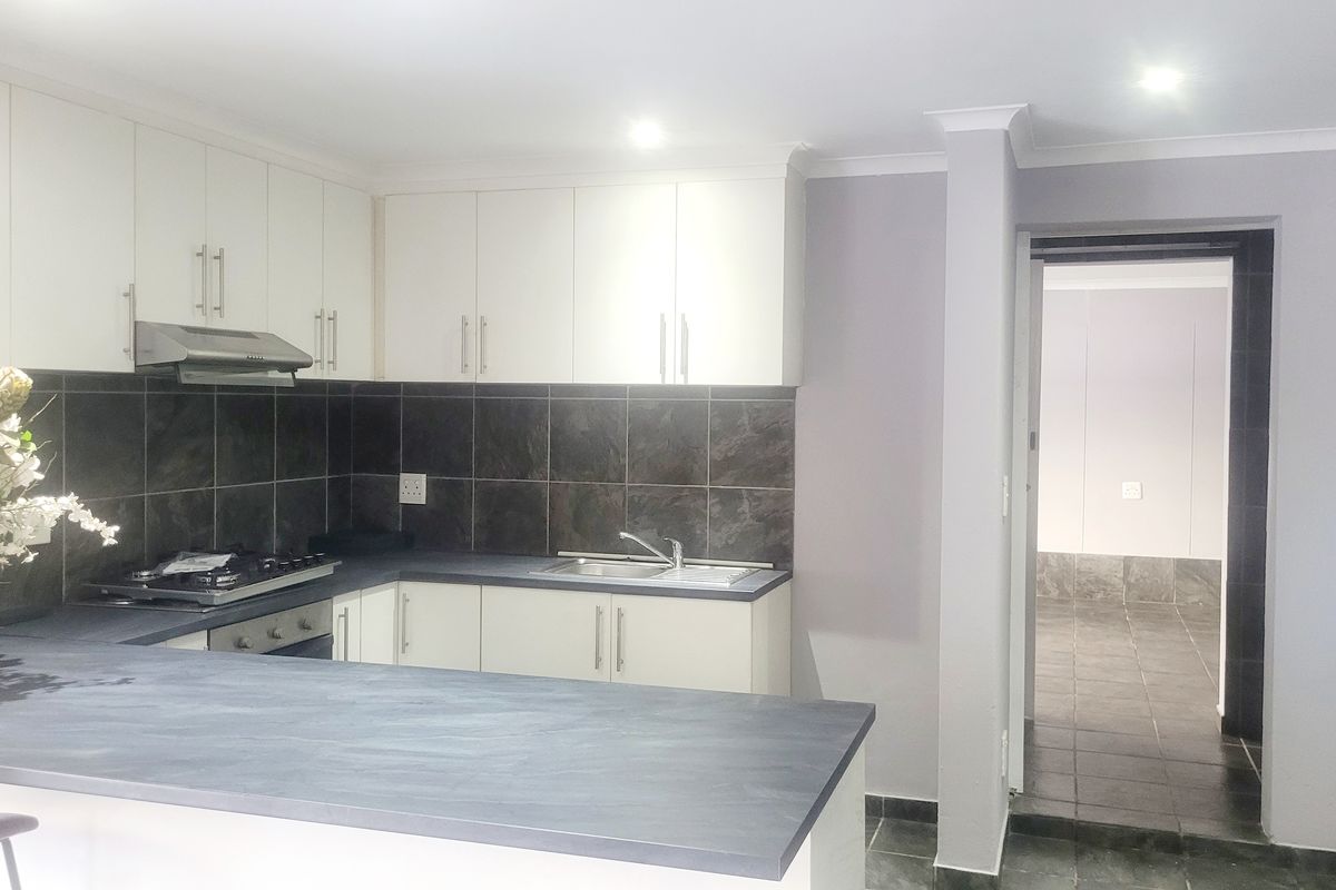 Tastefully renovated apartment in secure and boom gated street - Photo 3