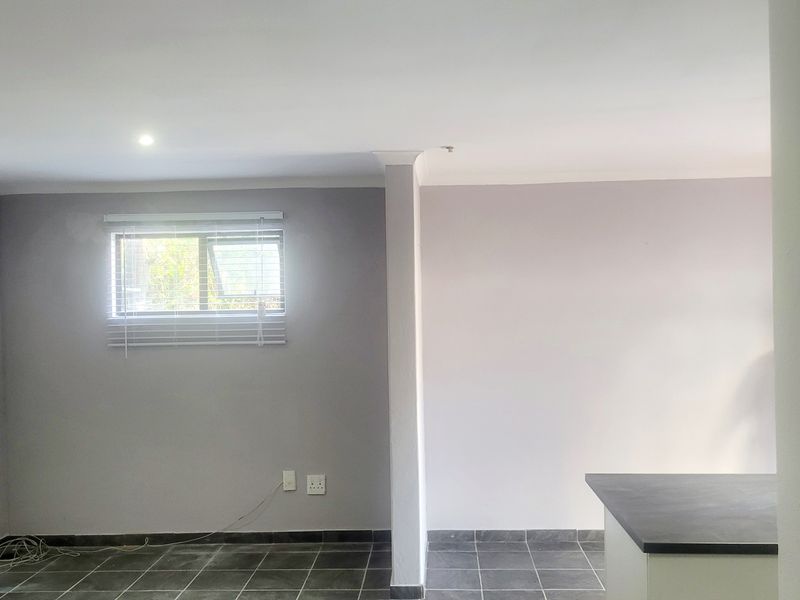 Tastefully renovated apartment in secure and boom gated street - Photo 10