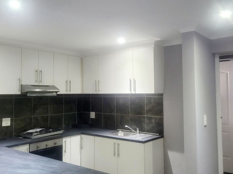 Tastefully renovated apartment in secure and boom gated street - Photo 4