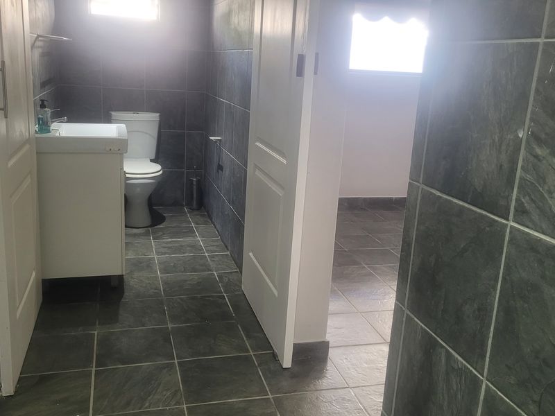 Tastefully renovated apartment in secure and boom gated street - Photo 6