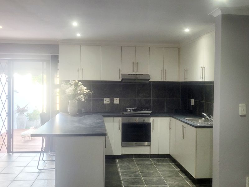 Tastefully renovated apartment in secure and boom gated street - Photo 5