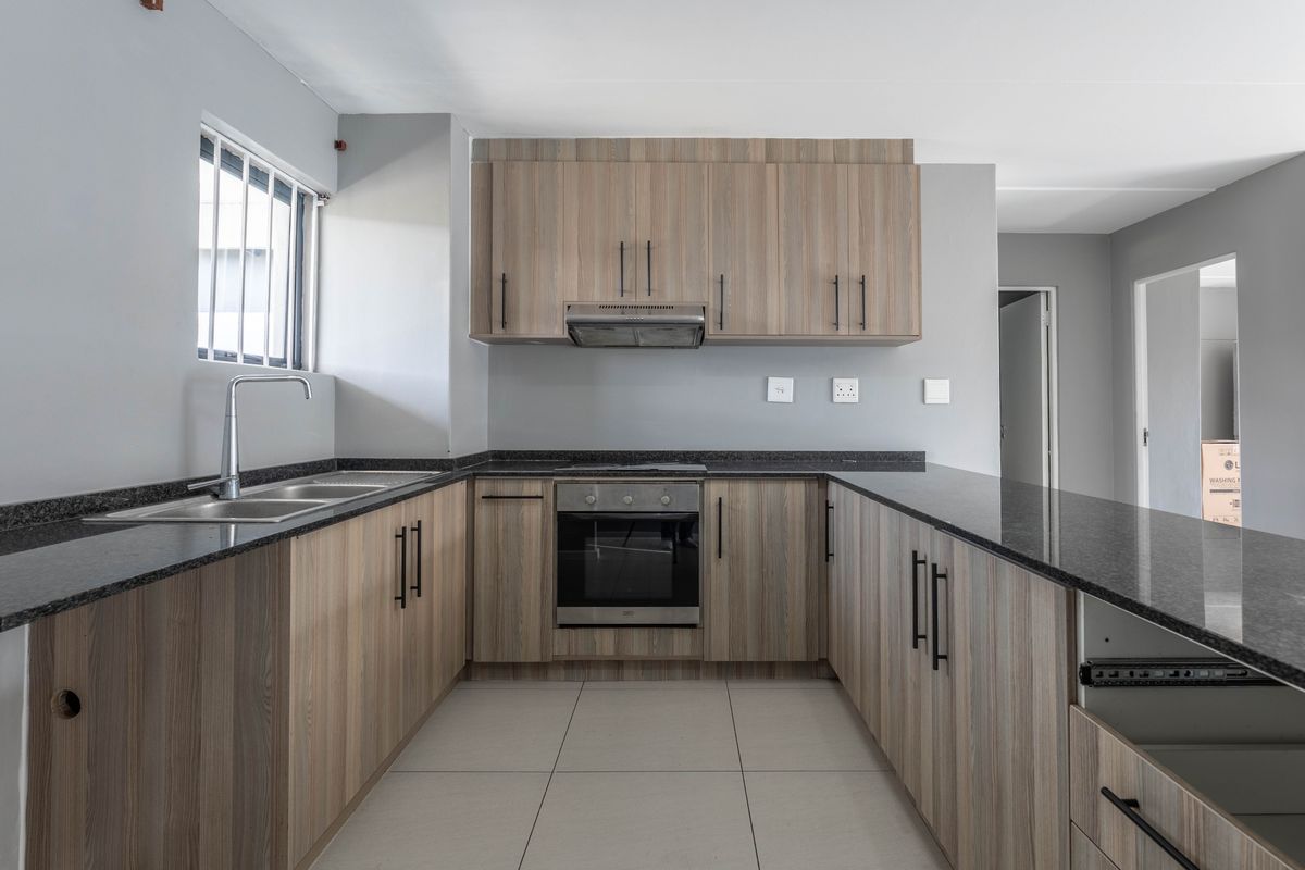 Top floor apartment 2Bedrooms 1 bath with balcony  for sale in Nouveau  estate Complex in Parklands! - Photo 4