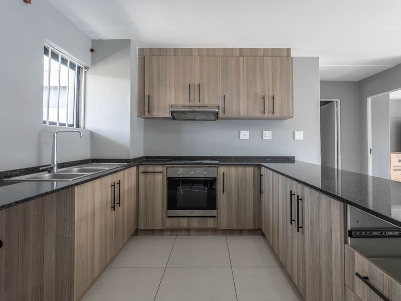 Top floor apartment 2Bedrooms 1 bath with balcony  for sale in Nouveau  estate Complex in Parklands! - Photo 4