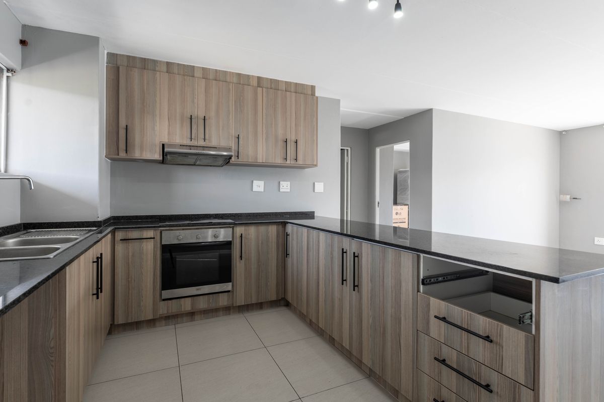 Top floor apartment 2Bedrooms 1 bath with balcony  for sale in Nouveau  estate Complex in Parklands! - Photo 3