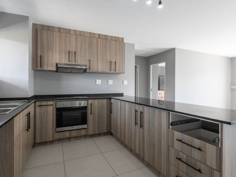 Top floor apartment 2Bedrooms 1 bath with balcony  for sale in Nouveau  estate Complex in Parklands! - Photo 3